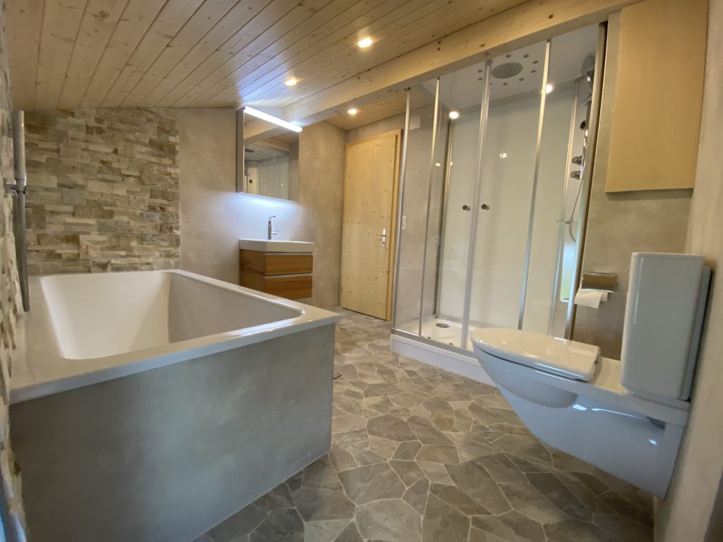 Badezimmer mit Dusche und stimmungsvoller Beleuchtung in der Ferienwohnung auf dem Bauernhof