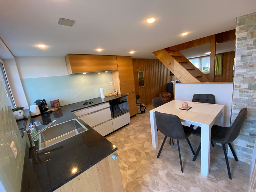 Küche mit Essbereich in der Ferienwohnung Unterkunft auf dem Bauernhof in der Schweiz