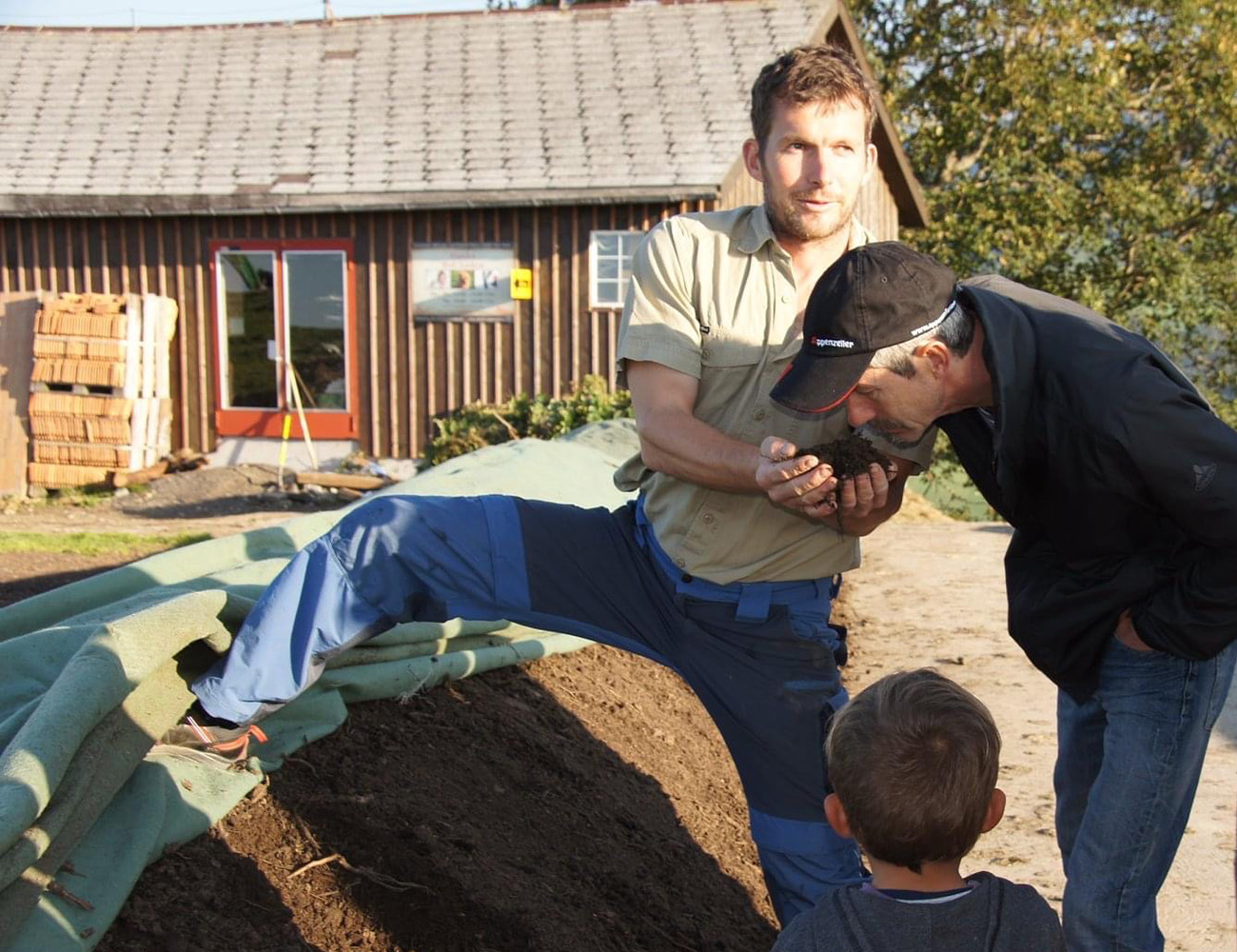 Markus Bischofberger bei der Arbeit im Bereich Kompostierung und Bodenbewirtschaftung