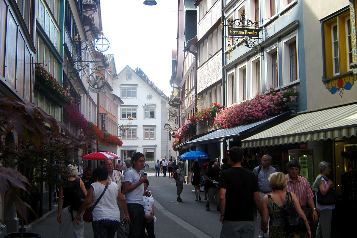 Bunte Häuser im Dorf Appenzell im Appenzellerland