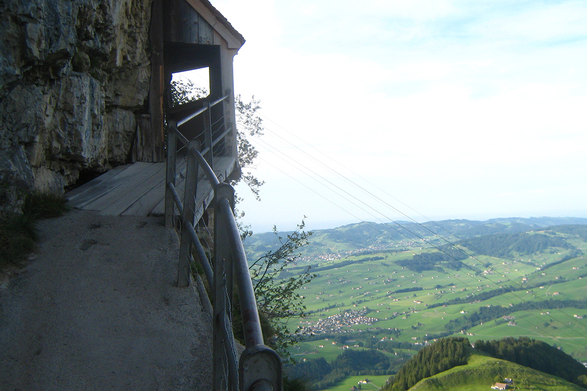 Familie mit Kindern auf dem Wanderweg unterhalb der Ebenalp entlang einer Felswand im Alpstein