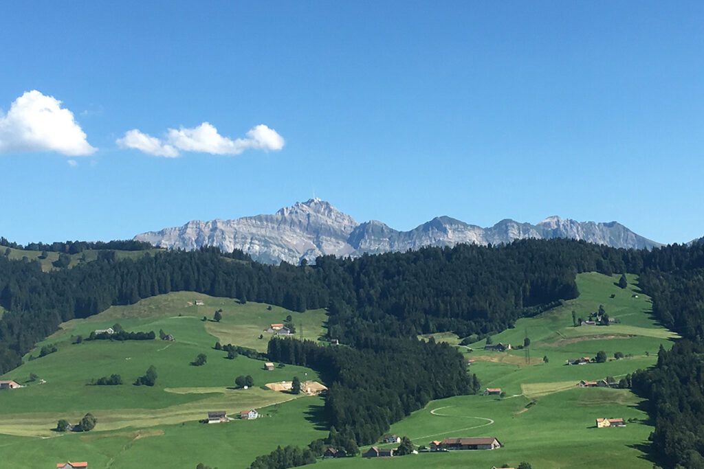 Aussicht vom Jakobsweg auf die Voralpen und den Säntis – Ferien auf dem Bauernhof in der Schweiz