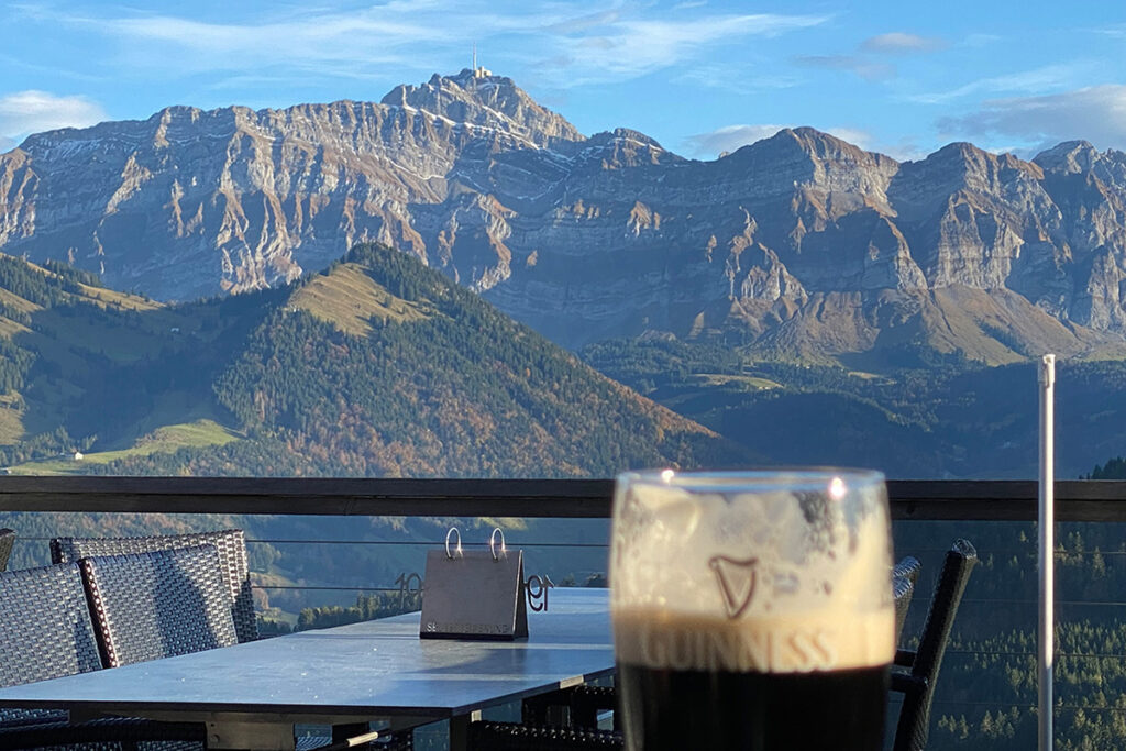Aussicht von der Terrasse im Bergrestaurant Hochhamm auf den Säntis und die Alpsteinregion
