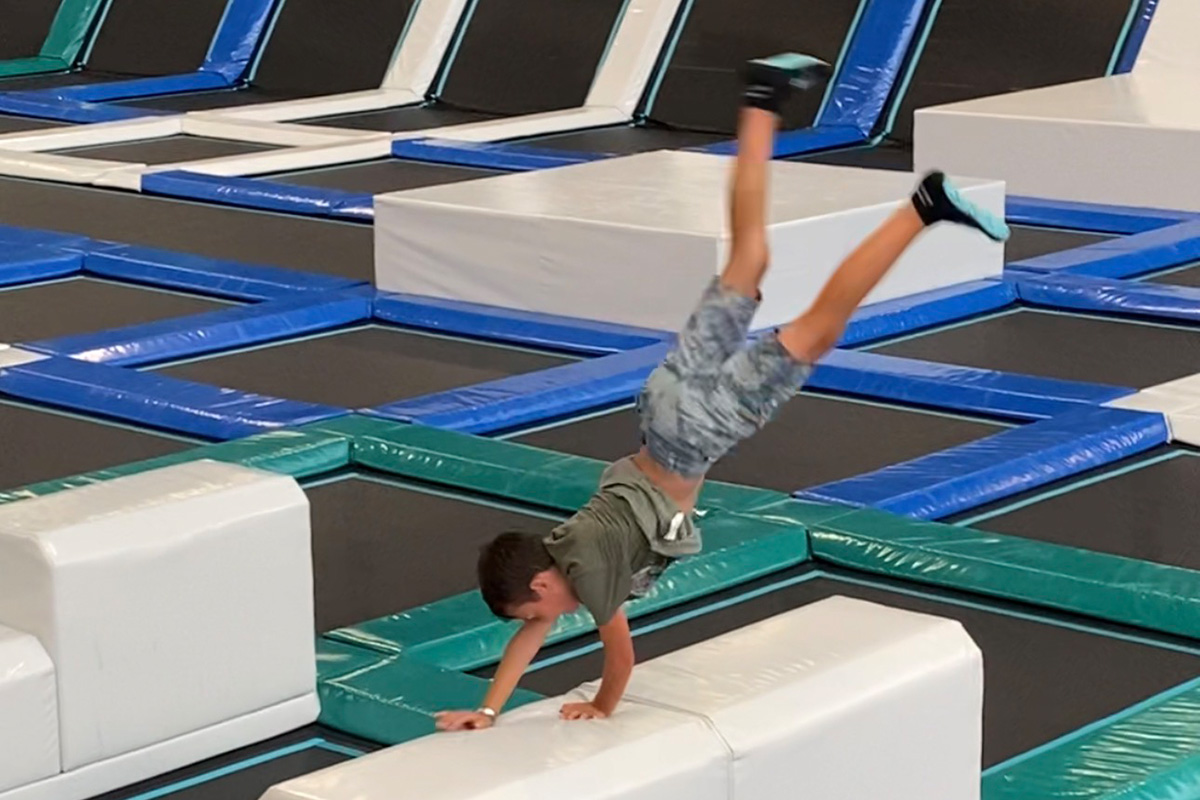 Trampolinhalle Tanoshii mit Ninja Parcours und Trampolinen