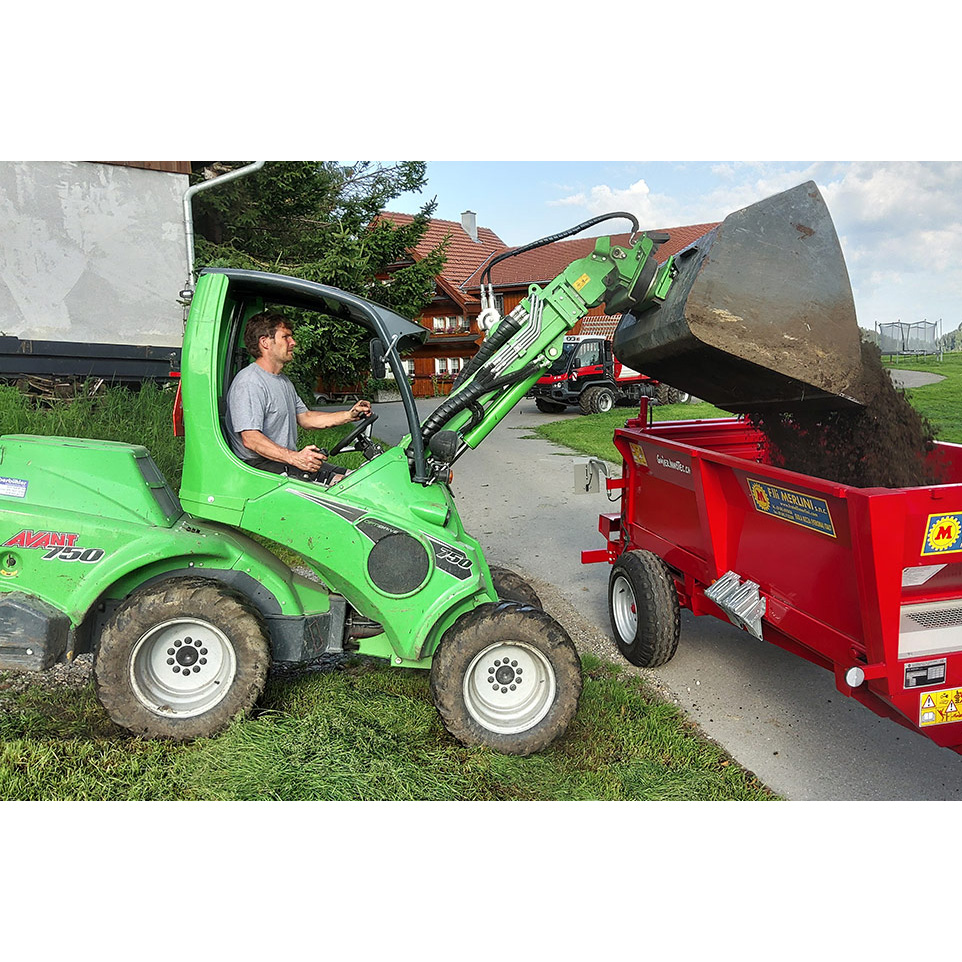 Avant 750 Hoflader im landwirtschaftlichen Einsatz