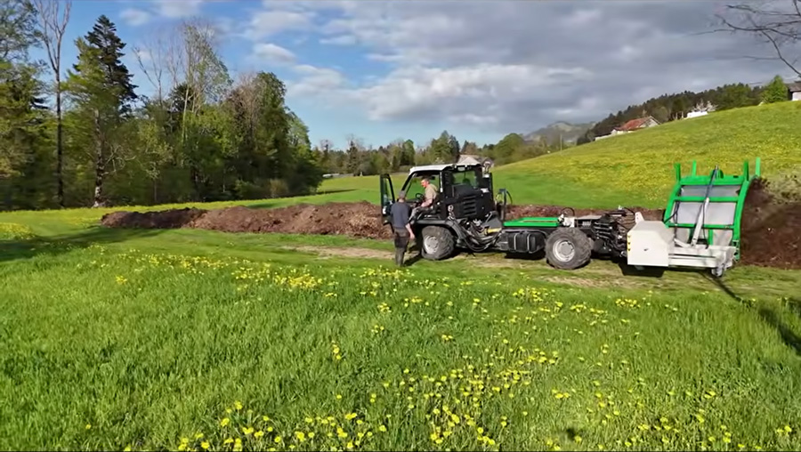 Mistaufbereitung in Bächli-Hemberg mit Markus Bischofberger im Aebi Vario VT 450 und Gujer Kompostwender im Gespräch mit Christian Müller neben der Mistmiete.