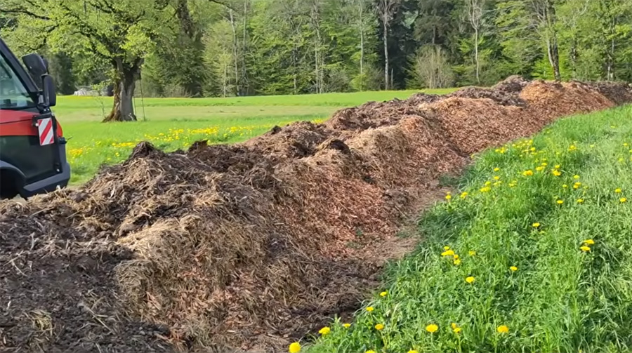 Mistmiete vor der Mistaufbereitung mit Hühnermist, Laufstallmist und Hackschnitzeln in Bächli-Hemberg